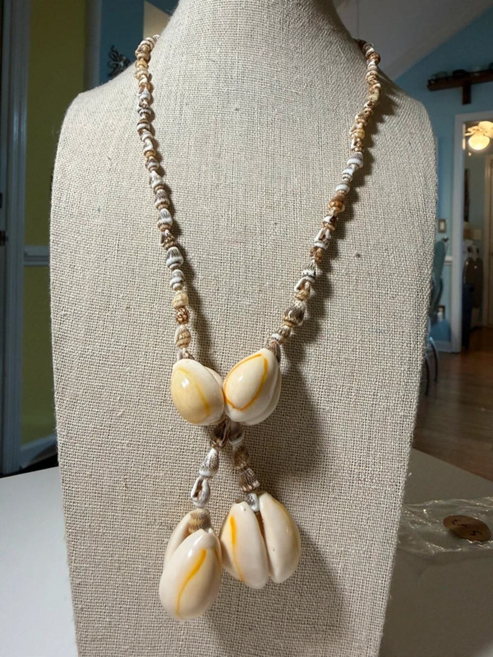 Vintage puca shell seashell necklace 17”